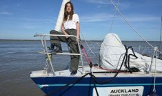 La militante écologiste française Camille Etienne pose le 7 octobre 2025 à Frossay, près de Saint-Nazaire  ( AFP / Damien MEYER )