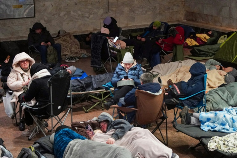 Des habitants réfugiés dans le métro pendant une attaque aérienne russe sur Kiev, tôt le 3 février 2025 en Ukraine ( AFP / Serhii Okunev )