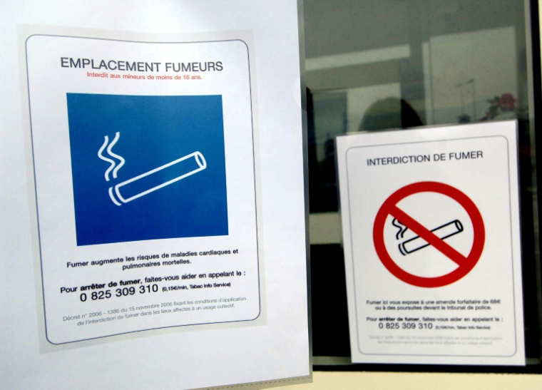 Désireuses d'agir, 1.600 communes volontaires ont élargi l'interdiction de fumer dans les lieux publics à des parcs, plages, pistes de ski, abords d'écoles... ( AFP / MYCHELE DANIAU )