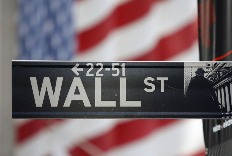 Un panneau indiquant Wall Street en face de la Bourse de New York