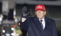 Donald Trump sur la base Andrews, aux États-Unis, le 1er mars 2026. ( GETTY IMAGES NORTH AMERICA / ROBERTO SCHMIDT )