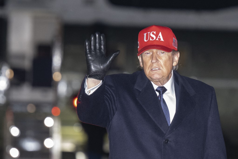 Donald Trump sur la base Andrews, aux États-Unis, le 1er mars 2026. ( GETTY IMAGES NORTH AMERICA / ROBERTO SCHMIDT )