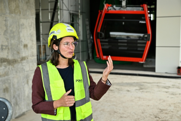La cheffe de projet de l'entreprise Poma, Cécile Broi, sur le site de construction du futur téléphérique d'Oulan-Bator, en Mongolie, le 22 août 2026 ( AFP / Hector RETAMAL )