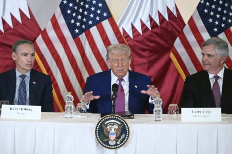 Le patron de Boeing Kelly Ortberg (g) à côté du président américain Donald Trump à Doha, le 15 mai 2025 ( AFP / Brendan SMIALOWSKI )