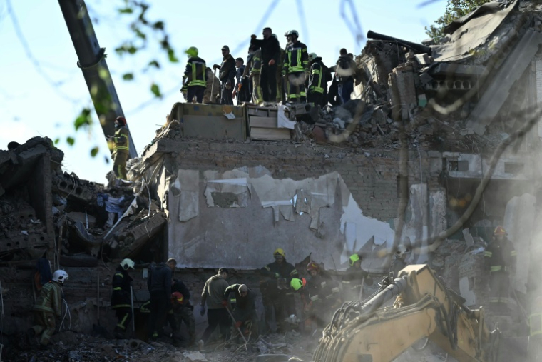 Les secours à la recherche de survivants dans les décombres d'un immeuble résidentiel après une frappe aérienne russe à Prylouky en Ukraine le 7 octobre 2026 ( AFP / Genya SAVILOV )