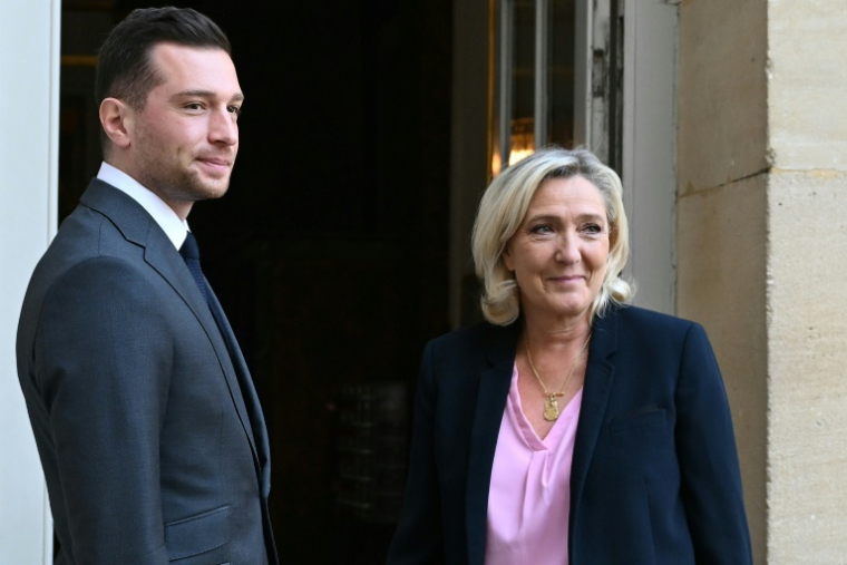Le président du Rassemblement National (RN) et député européen Jordan Bardella (g) et la présidente du groupe parlementaire RN Marine Le Pen arrivent pour une réunion avec le Premier ministre à l'hôtel de Matignon, le 30 avril 2025 à Paris ( AFP / Bertrand GUAY )
