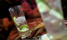 Un bar à Paris, le 11 juillet 2013  ( AFP / Kenzo TRIBOUILLARD )