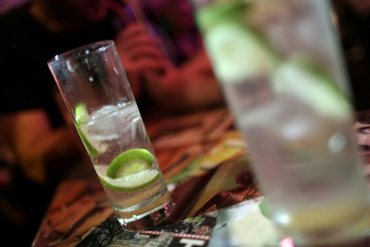 Un bar à Paris, le 11 juillet 2013 ( AFP / Kenzo TRIBOUILLARD )