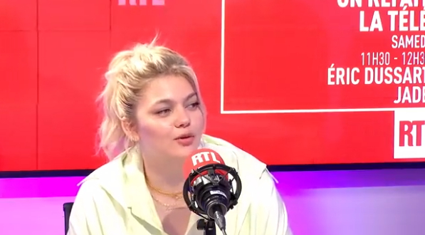 Louane a raconté sa mésaventure sur les ondes de RTL.  (Capture Twitter RTL)