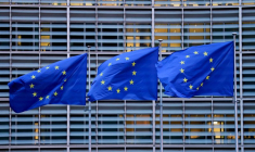 Les drapeaux de l'Union européenne flottent devant le siège de la Commission européenne à Bruxelles