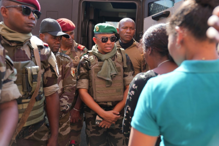 Le colonel Michael Randrianirina (C) à Antananarivo, le 16 octobre 2025 ( AFP / Mamyrael )