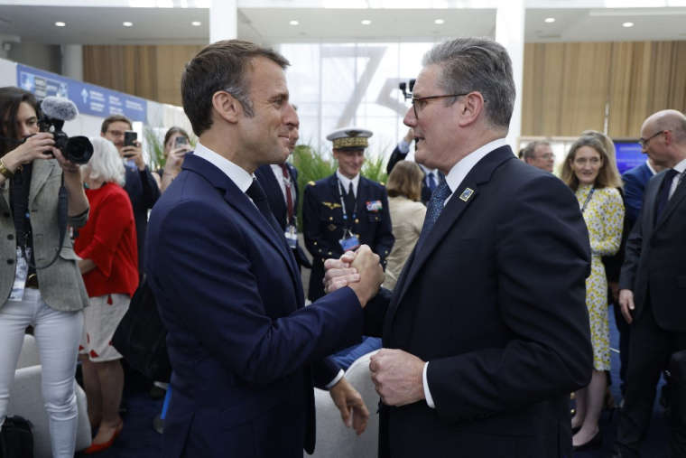 Emmanuel Macron et Keir Starmer à Washington, aux États-Unis, le 10 juillet 2024. ( AFP / LUDOVIC MARIN )