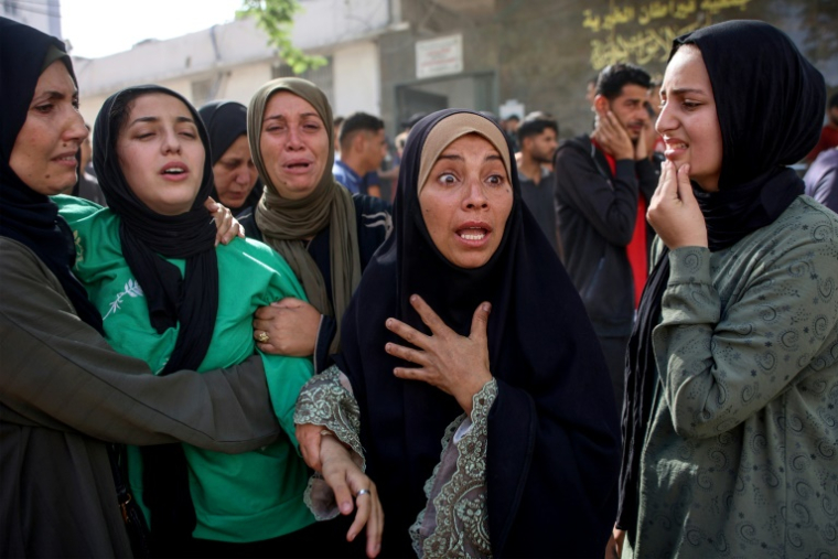 Des Palestiniennes en pleurs après la mort de leurs proches dans des frappes israéliennes, après leur transport à l'hôpital al-Chifa de Gaza-ville, le 26 mai 2025 ( AFP / Omar AL-QATTAA )