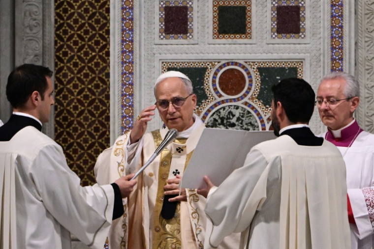 Le pape Léon XIV, évêque de Rome, célèbre une messe à sa prise de possession de la basilique de Saint-Jean-de-Latran, le 25 mai 2025 à Rome ( AFP / Tiziana FABI )