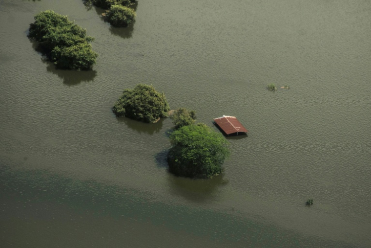 Cette vue aérienne prise lors d'un survol de la marine mexicaine montre une maison inondée après de fortes pluies à Poza Rica, dans l'État de Veracruz, au Mexique, le 11 octobre 2025 ( AFP / Hector Quintanar )