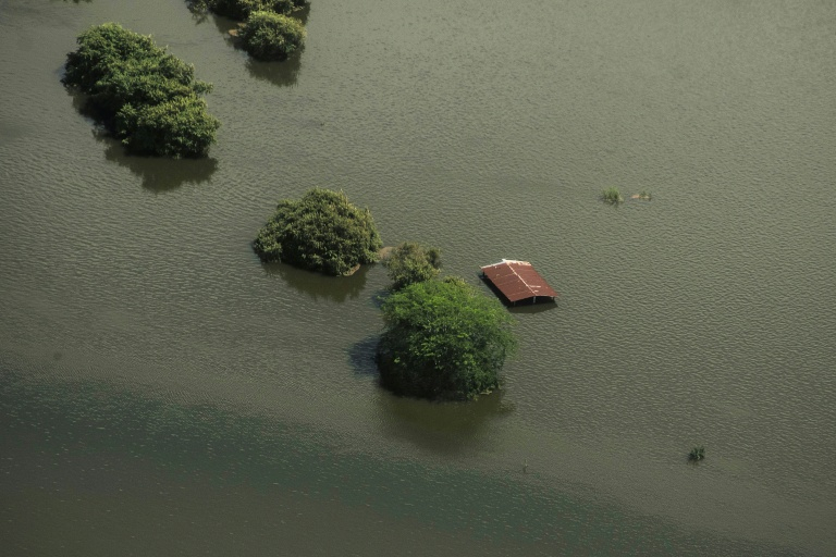 Cette vue aérienne prise lors d'un survol de la marine mexicaine montre une maison inondée après de fortes pluies à Poza Rica, dans l'État de Veracruz, au Mexique, le 11 octobre 2025 ( AFP / Hector Quintanar  )