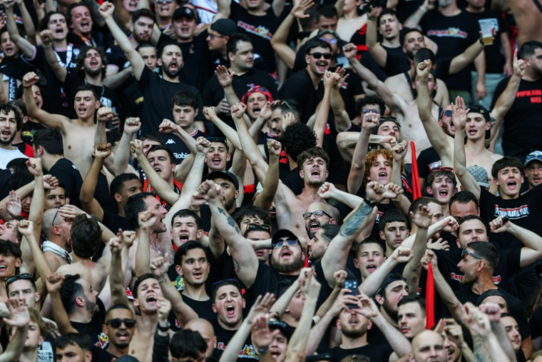 Des supporters rassemblés avant la finale de la Coupe de France opposant le RC Lens à l'OGC Nice au Stade de France, à Saint-Denis, le 22 mai 2026 en Seine-Saint-Denis ( AFP / FRANCK FIFE )