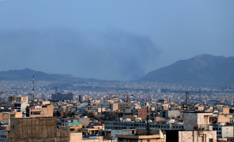 De la fumée pendant des frappes aériennes sur Téhéran, le 4 mars 2026 en Iran ( AFP / ATTA KENARE )