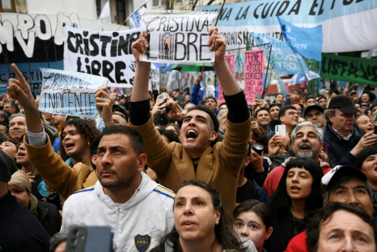 Des partisans de l'ancienne présidente et vice-présidente argentine, Cristina Kirchner, rassemblés devant sa résidence à Buenos Aires, le 20 septembre 2025, au 100e jour de son arrestation ( AFP / Luis ROBAYO )
