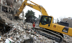 Un engin de chantier déblaye les décombres d'un immeuble détruit par un bombardement à Téhéran, le 23 mars 2026 ( AFP / - )