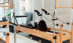 Le Pilates Reformer permet d’optimiser les bienfaits des exercices de Pilates pour la santé. ( crédit photo : Pexels )