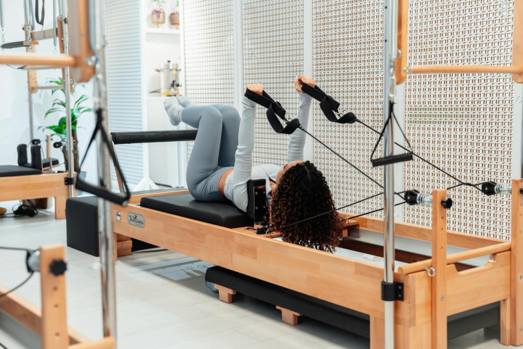 Le Pilates Reformer permet d’optimiser les bienfaits des exercices de Pilates pour la santé. ( crédit photo : Pexels )