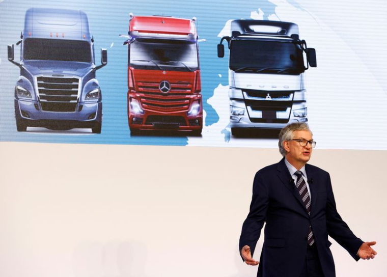 Toyota et Daimler concluent un accord pour regrouper leurs activités dans le secteur des poids lourds au Japon