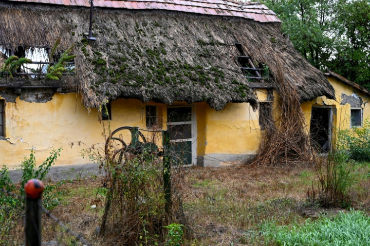 Une vieille maison à Mezokeresztes, dans le nord-est de la Hongrie, le 25 septembre 2025 ( AFP / Attila KISBENEDEK )