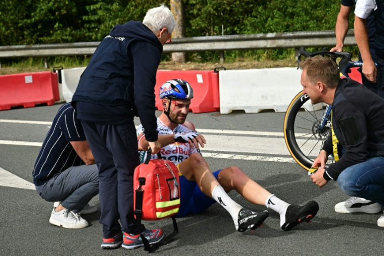 Le coureur belge Jordi Meeus au sol après une des nombreuses chutes ayant émaillé la 3e étape du Tour de France, le 7 juillet 2025 entre Valenciennes et Dunkerque ( AFP / Loic VENANCE )