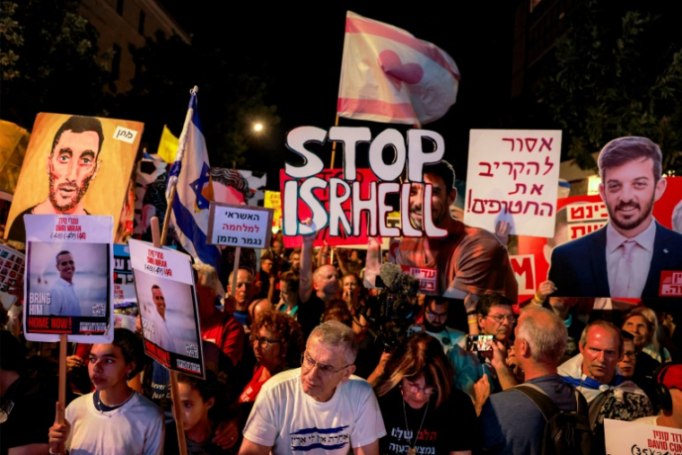 Des familles d'Israéliens retenus en otage à Gaza et des soutiens appellent à leur libération et à un cessez-le-feu dans la guerre à Gaza, dans le centre de Jérusalem, le 3 septembre 2025 ( AFP / Menahem Kahana )