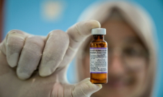 Une file de vaccin contre la rougeole et la rubéole, dans le cadre du programme sanitaire du gouvernement visant à lutter contre les maladies infantiles à Surabaya, en Indonésie, le 6 mai 2026 ( AFP / JUNI KRISWANTO )