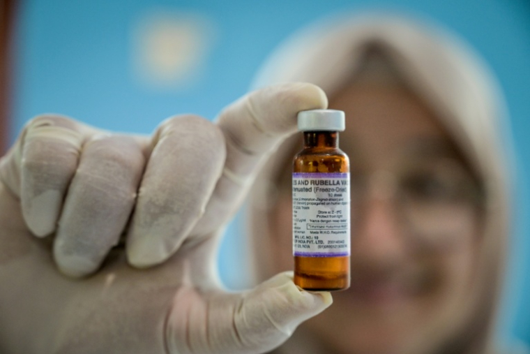 Une file de vaccin contre la rougeole et la rubéole, dans le cadre du programme sanitaire du gouvernement visant à lutter contre les maladies infantiles à Surabaya, en Indonésie, le 6 mai 2026 ( AFP / JUNI KRISWANTO )