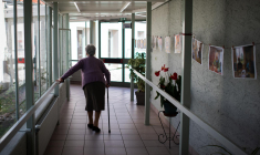 L'APA est "une  allocation est attribuée et payée par le Département au bénéfice de tous les habitants du Lot qui ont besoin d'aide pour bien vieillir à domicile comme en établissement", estime le président du département Serge Rigal. ( AFP / LOIC VENANCE )