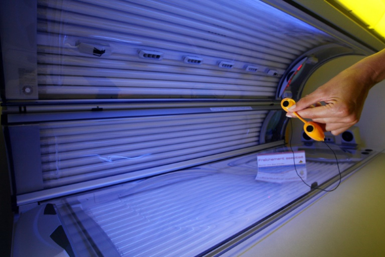 20% des Français pensent que des séances en cabines UV artificiels, avant l’été, diminuent les dangers d'attraper des coups de soleil, selon un sondage Ipsos de 2023 ( AFP / Thomas COEX )