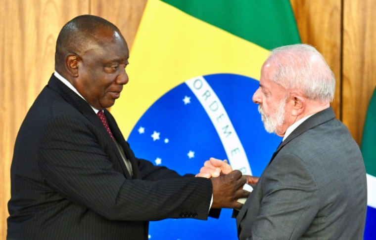 Le président brésilien Luiz Inacio Lula da Silva (D) et le président sud-africain Cyril Ramaphosa se serrent la main lors d'une déclaration à la presse au palais du Planalto, à Brasilia, le 9 mars 2026 ( AFP / Evaristo Sa )