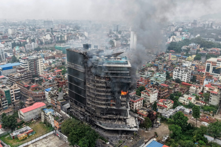 Un hôtel mis à sac et incendié à Katmandou, le 10 septembre 2025 ( AFP / PRABIN RANABHAT )