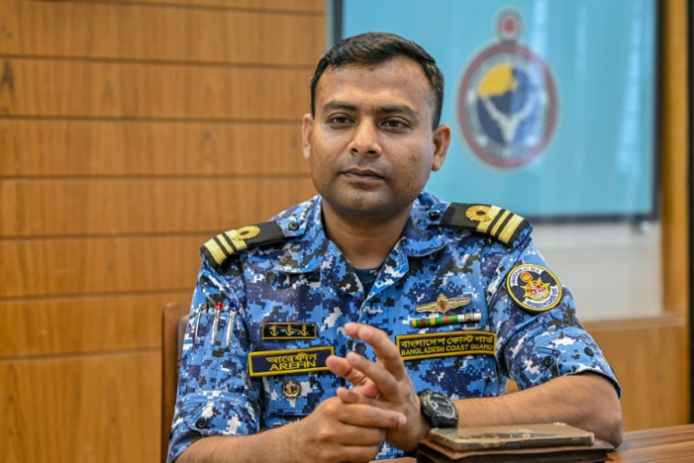 Le porte-parole des gardes-côtes, le major Shamsul Arefin, lors d'une interview avec l'AFP, dans le district de Khulna, près des Sundarbans, une forêt de mangroves en proie à des pirates qui ciblent les pêcheurs, le 31 mars 2026 au Bangladesh  ( AFP / Munir UZ ZAMAN )