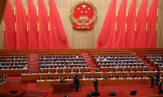 Le Premier ministre chinois Li Qiang livre un rapport lors de l'événement des "Deux Sessions", à Pékin, le 5 mars 2026 ( POOL / Florence Lo )