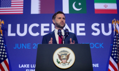 JD Vance,vice-président américain, lors d'une conférence de presse près de Lucerne (en Suisse) le 22 juin 2026.  ( POOL / NATHAN HOWARD )