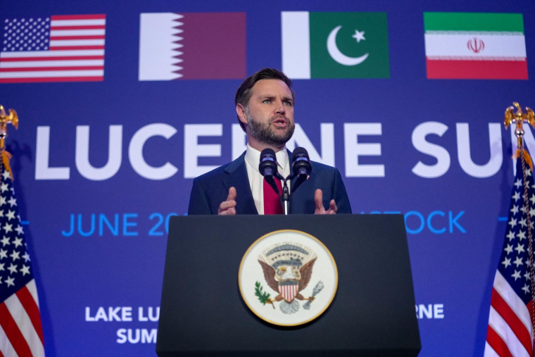 JD Vance,vice-président américain, lors d'une conférence de presse près de Lucerne (en Suisse) le 22 juin 2026.  ( POOL / NATHAN HOWARD )