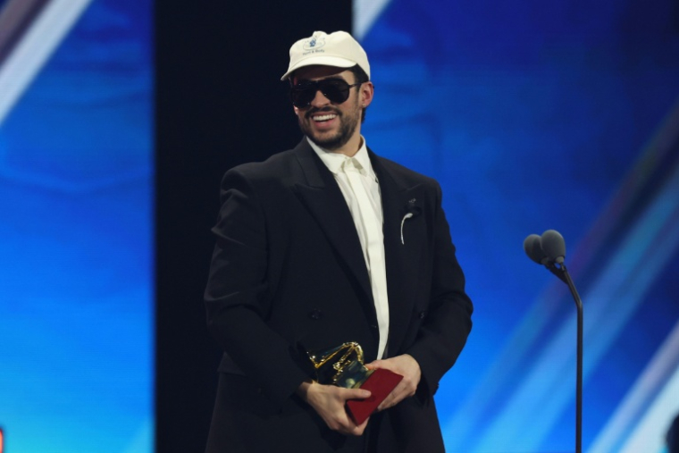 Le chanteur portoricain Bad Bunny reçoit le prix de l'album de l'année pour "Debi Tirar Mas Fotos", lors des 26e Latin Grammy Awards le 13 novemvre 2025 à Los Angeles ( AFP / VALERIE MACON )