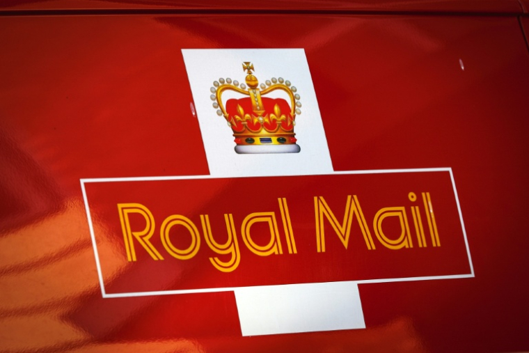 L'opérateur postal britannique Royal Mail écope d'une amende de 21 millions de livres (24 millions d'euros) du régulateur du secteur pour les retards de "millions de lettres importantes" ( AFP / Adrian DENNIS )