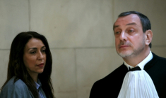 La militante féministe et antiradicalisation islamiste Henda Ayari, à gauche, et à sa droite son avocat David-Olivier Kaminski, le 2 mars 2026 au palais de justice de Paris ( AFP / Dimitar DILKOFF )