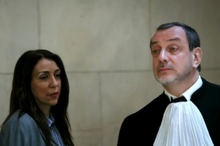 La militante féministe et antiradicalisation islamiste Henda Ayari, à gauche, et à sa droite son avocat David-Olivier Kaminski, le 2 mars 2026 au palais de justice de Paris ( AFP / Dimitar DILKOFF )