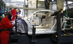 Des ouvriers assemblent la carrosserie de la nouvelle Audi R8 dans l'usine du constructeur automobile allemand à Neckarsulm