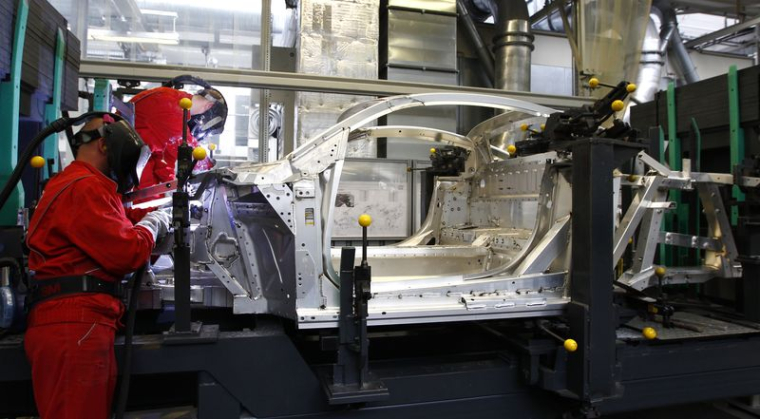 Des ouvriers assemblent la carrosserie de la nouvelle Audi R8 dans l'usine du constructeur automobile allemand à Neckarsulm