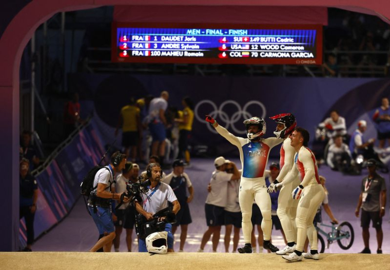 Romain Mahieu, Joris Daudet et Sylvain Andre célèbrent après la course de BMX