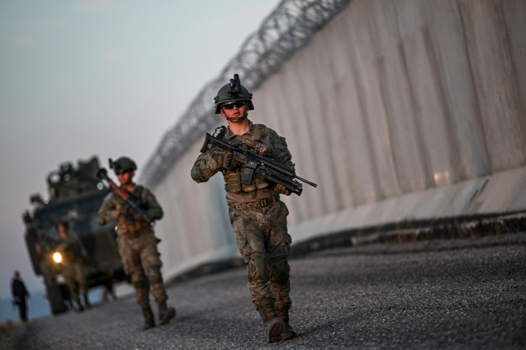 Des soldats turcs patrouillent à la frontière iranienne, le 1er novembre 2024. (illustration) ( AFP / OZAN KOSE )