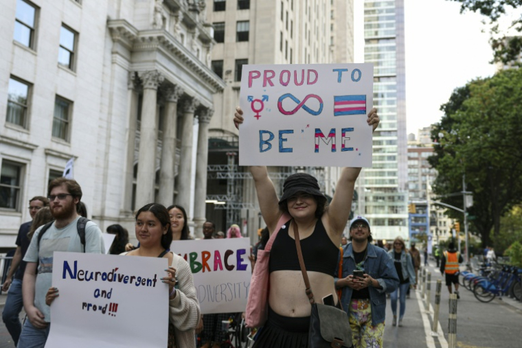 Des personnes atteintes d'autisme défilent à New York, le 19 octobre 2025 ( AFP / ANGELA WEISS )