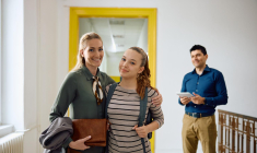 Prix de l’immobilier et taux de crédit élevés, pénurie de logements: heureusement, des dispositifs existent pour faciliter l’accès au logement, via l’entraide intergénérationnelle. ( crédit photo : Getty Images )